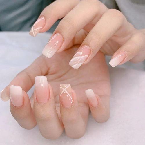 白色渐变美甲图片,白色美甲的优雅演绎